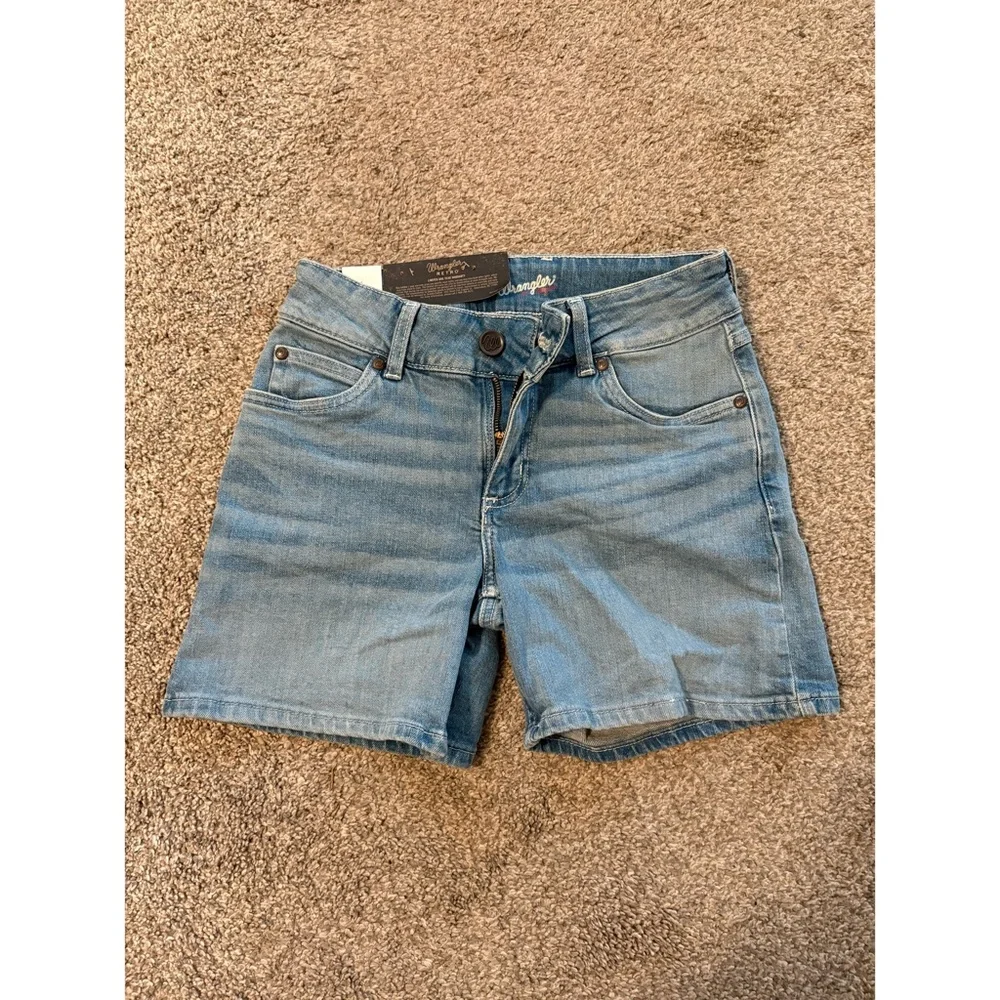 Wrangler Retro | Mae Denim Mid-Rise Shorts (Light Wash, 99% Cotton) - Picture 2 of 9